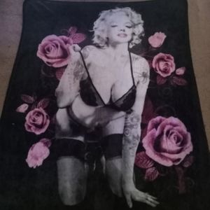 Marilyn Monroe thow over cover